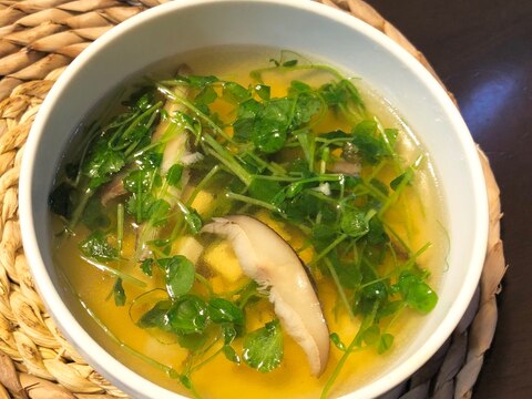 ごま油香る！豆苗と椎茸と豆腐の和風スープ